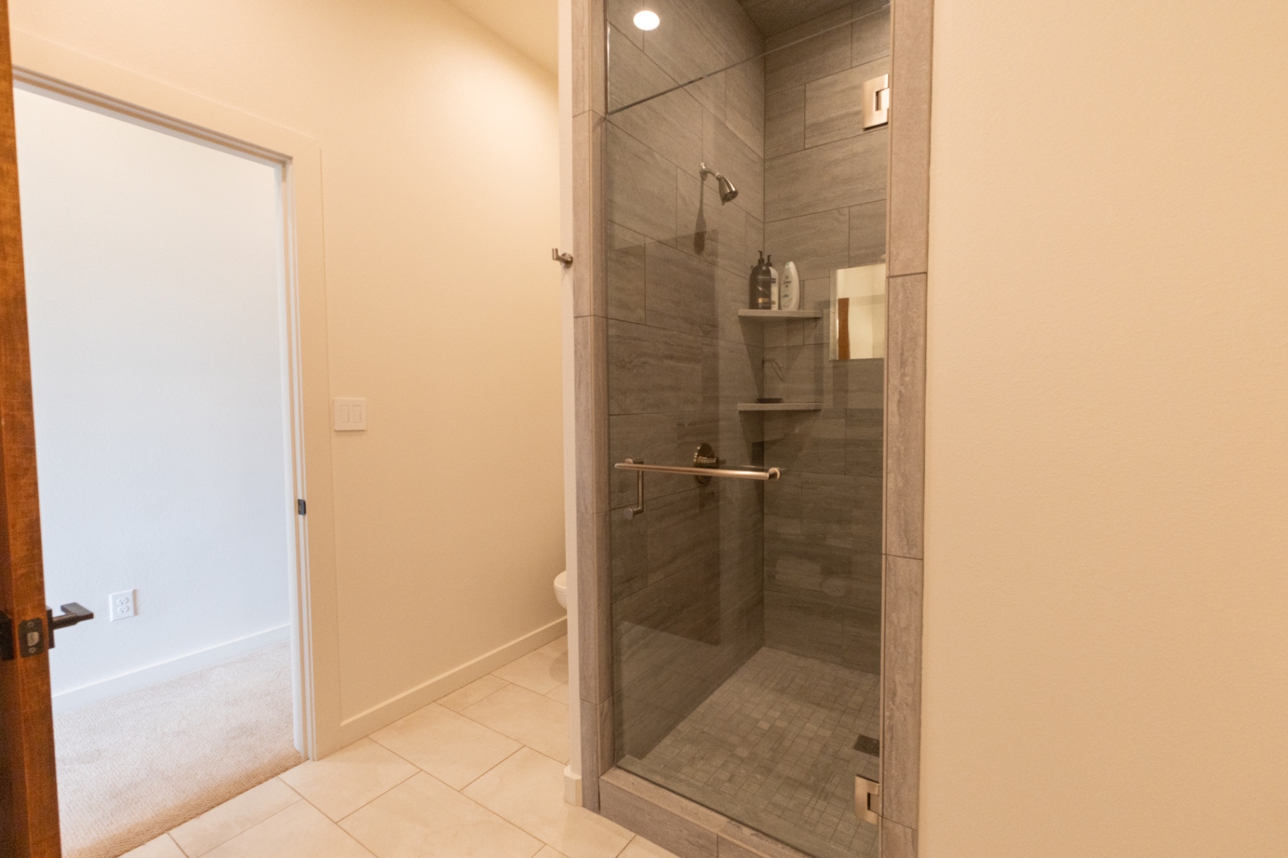 Guest House walk-in tile shower — Trinity Valley Ranch Deer, Coleman Texas