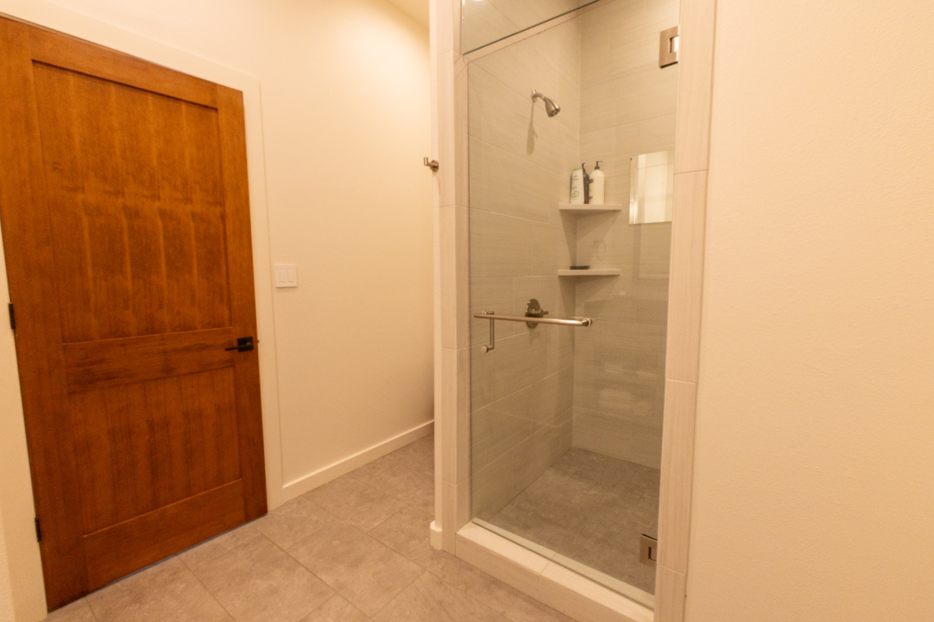 Guest House en-suite walk-in tile shower — Trinity Valley Ranch Deer, Coleman Texas